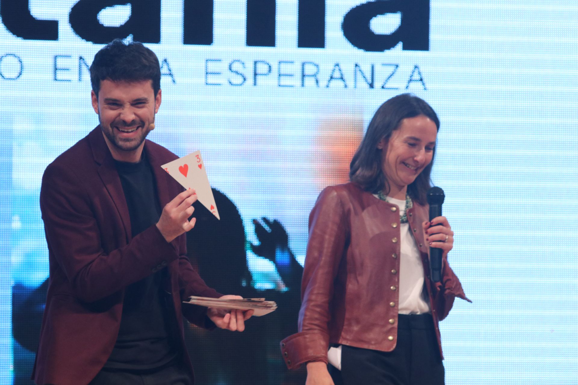 Javier Shalom sobre el escenario con una carta gigante