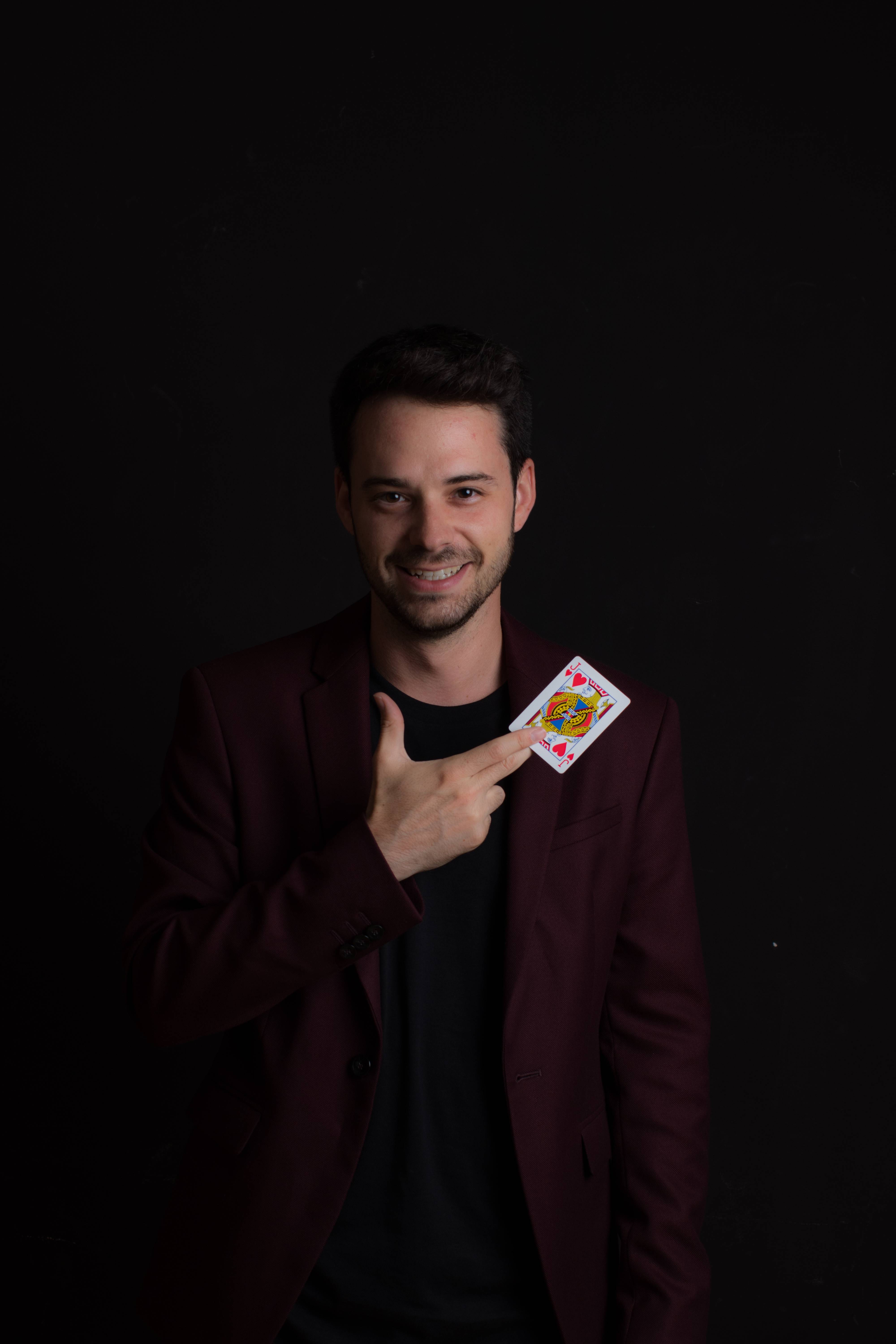 Javier Shalom sosteniendo una carta de la baraja